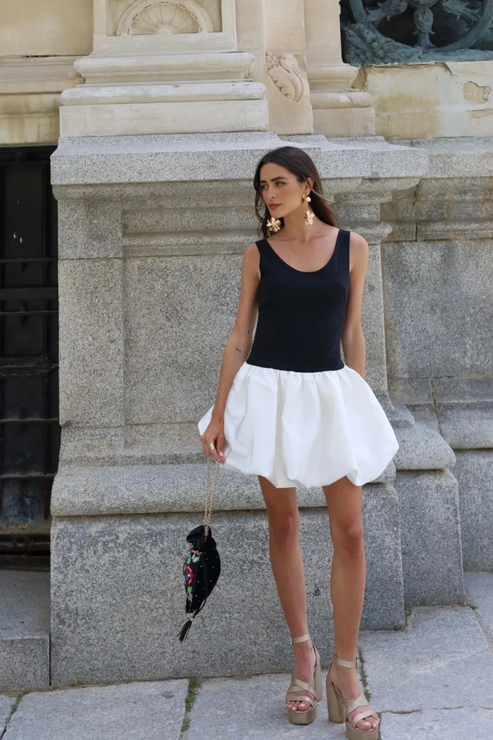 VESTITO CORTO CON ALTERNAZIONE IN BIANCO E NERO CON GONNA SVASATA
