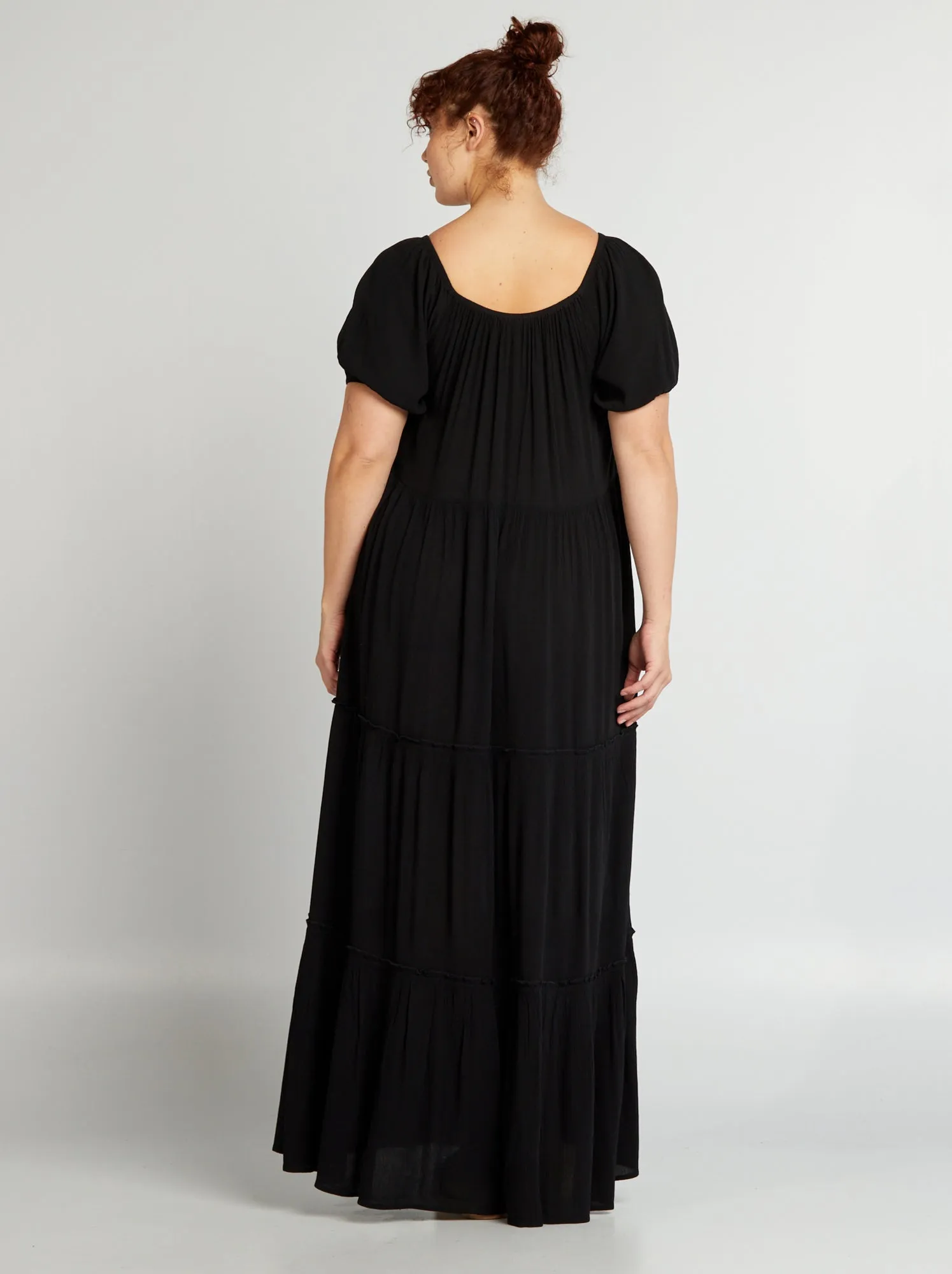 Vestito lungo morbido con balze - nero